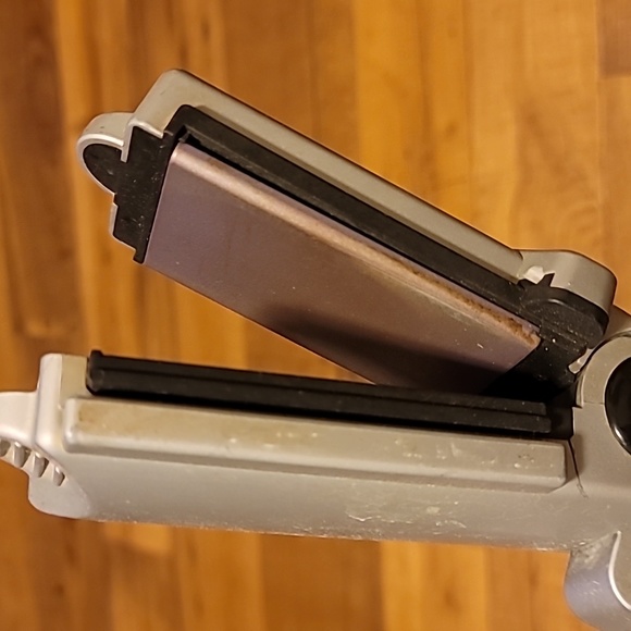 Conair ionic flat iron. - Picture 5 of 5